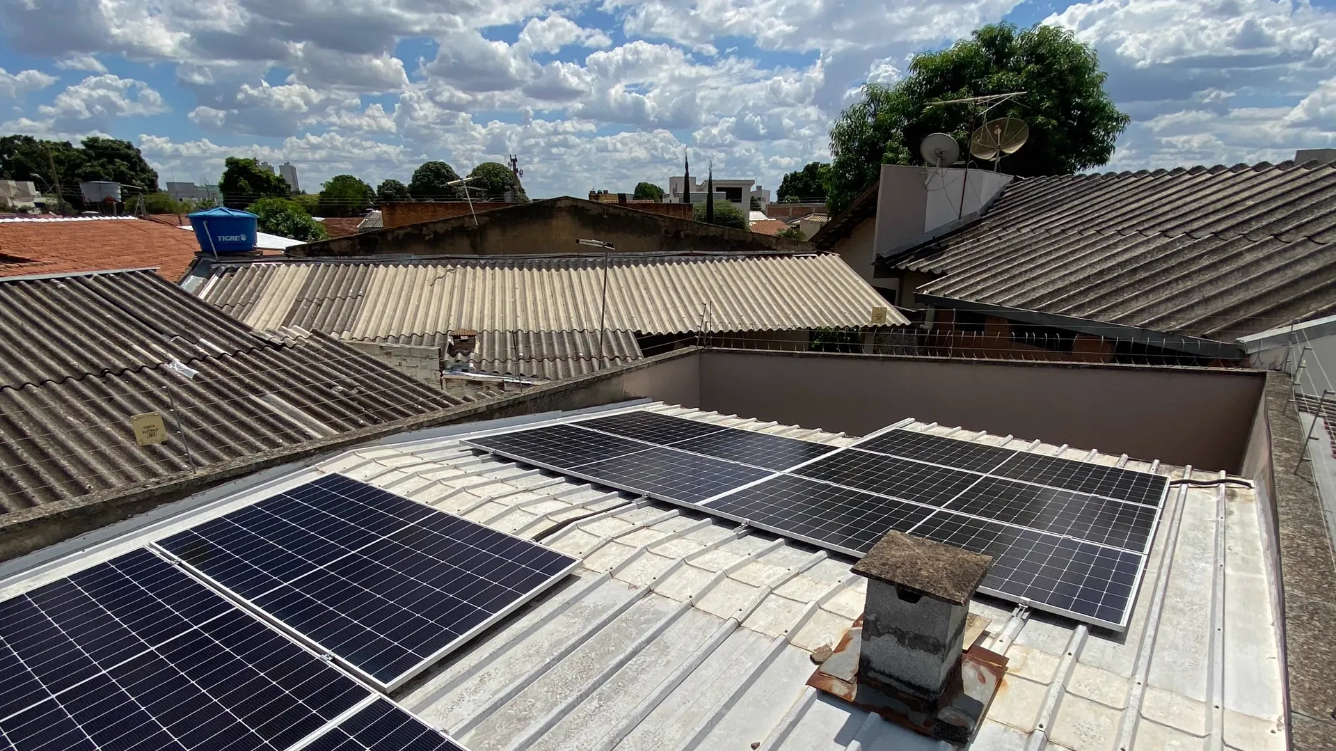 Placas solares limpas em telhado sob céu azul