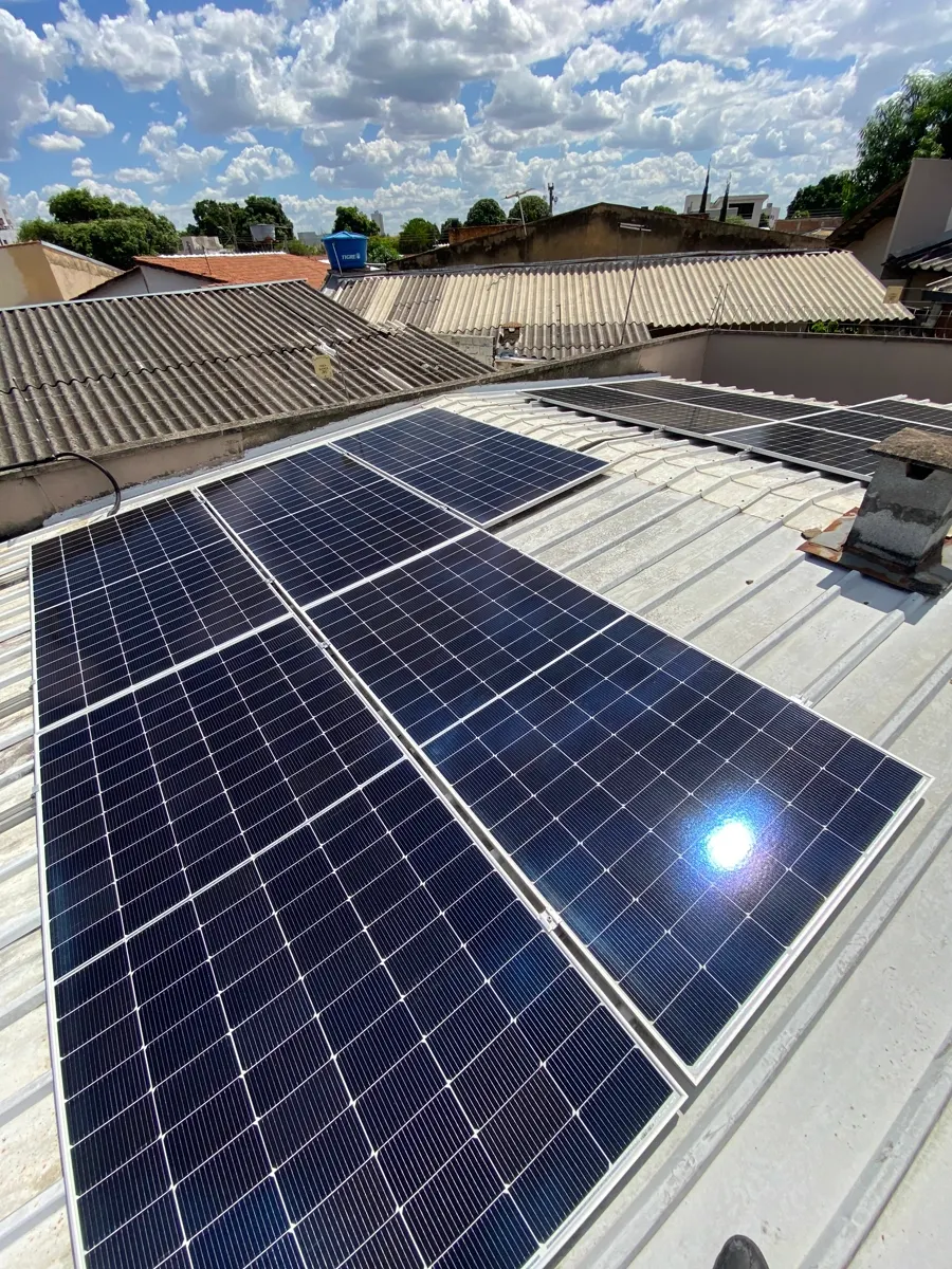 Telhado com placas solares limpas