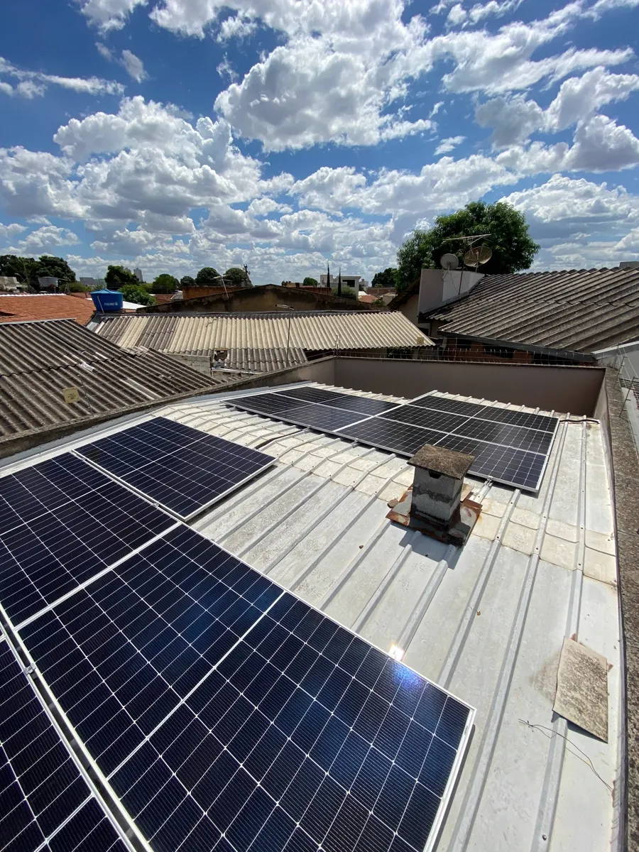 Placas solares sob céu azul após limpeza